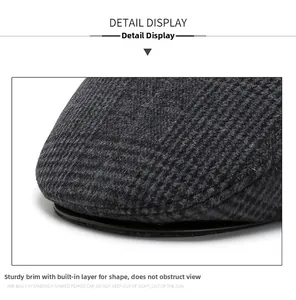 Vue détaillée de la visière rigide sur cette casquette plate d'hiver pour hommes