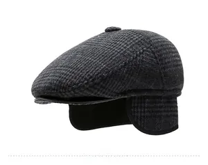 Vue latérale d'une casquette d'hiver pour homme avec protège-oreilles à carreaux