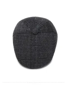 Vue de dessus d'une casquette plate gris foncé avec motif pied-de-poule classique