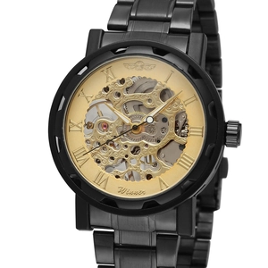 Détail de la montre Winner avec boîtier noir et engrenages squelette dorés de précision