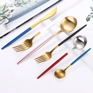 Set posate moderno in acciaio inox 304 con manici colorati e finitura opaca