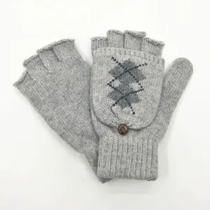 Gros plan de gants tricotés gris avec motif flocon de neige et bouton de fixation