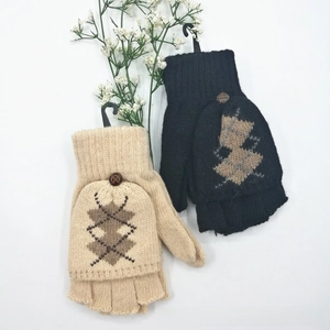 Détail de gants tricotés convertibles avec motif flocon et fermeture à bouton