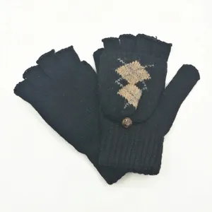 Détail des gants en laine noire sans doigts avec rabat flocon et bouton vintage