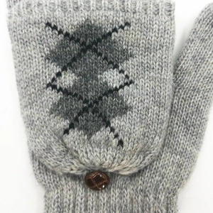 Gros plan sur des gants tricotés gris avec motif de flocon et détail de bouton marron