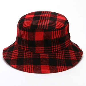 Dettaglio macro del tessuto a quadri rosso e nero su un cappello da pescatore trendy
