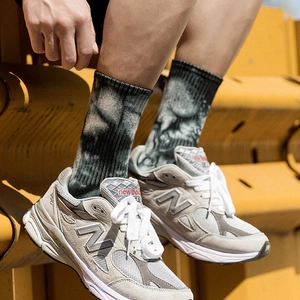 Chaussettes en coton tie-dye vert avec baskets en daim gris et mesh pour un look urbain