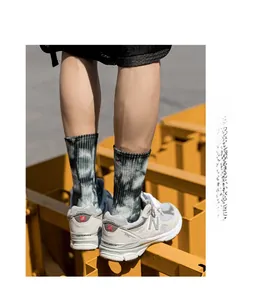 Détail de chaussettes en coton tie-dye avec bords-côtes style mode de rue urbaine
