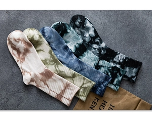 Vue détaillée de chaussettes en coton tie-dye colorées de style vintage sur une surface