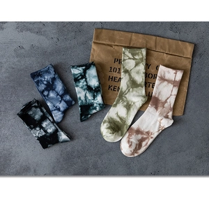 Vue détaillée des chaussettes en coton tie-dye aux couleurs vintage et texture côtelée
