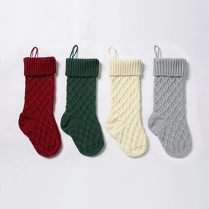 Detaillierte gestrickte Weihnachtssocken in Rot, Grün, Creme und Grau mit Rautenmuster