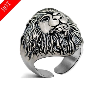 Detail view of the vintage lion head ring with adjustable band and antique silver finish