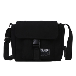Bolso bandolera clásico de lona negra con correa ajustable y etiqueta de moda