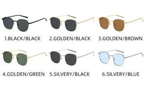 Détail de six lunettes de soleil vintage avec montures carrées et verres de couleurs variées