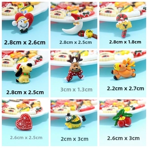 Macro display of Christmas resin charms with sizes from 2.0 to 3.0 cm for DIY