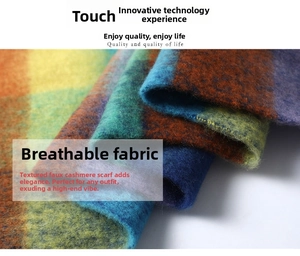 Détail macro d'une écharpe en cachemire synthétique épais avec texture douce et motif à carreaux