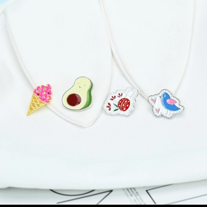 Set di spille smaltate carine con avocado, gelato, uccellino e coccinella su abito bianco