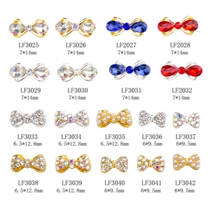 Bijoux d'ongles en forme de nœud avec strass rouges et perles pour manucure