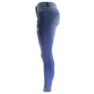 Εφαρμοστό ψηλόμεσο σκισμένο τζιν σε γαλάζιο χρώμα με λεπτομέρειες στο τελείωμα
