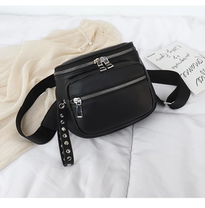 Detailansicht der schwarzen Leder Bauchtasche mit Nietenriemen und Doppelreißverschluss