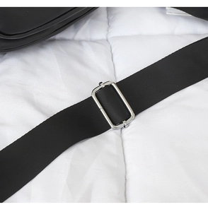 Detail eines verstellbaren schwarzen Nylon-Schultergurts mit silberner Metallschnalle