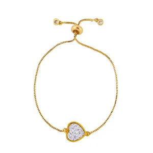 Détail du bracelet cœur doré ajustable avec cristaux sertis et fermoir coulissant