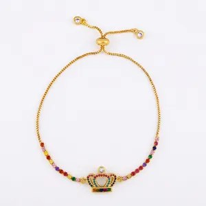 Détail du bracelet couronne doré réglable orné de zircons cubiques arc-en-ciel