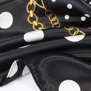 Carré de soie satinée à pois blancs et motifs de chaînes dorées sur fond noir