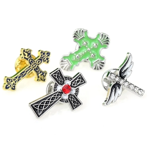 Détail de quatre broches croix rétro en métal avec ailes émaillées et rubis