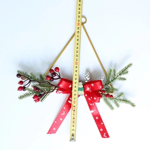 Détail de la suspension de Noël 26cm en métal avec nœud rouge et aiguilles de pin