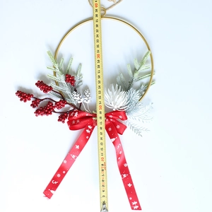 Couronne de Noël en fer avec baies rouges et ruban à mesurer montrant la hauteur de 40 cm