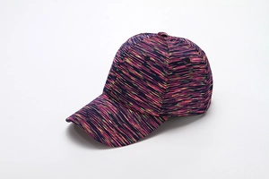 Dettaglio del cappellino da baseball a righe colorate con corona a sei pannelli e visiera