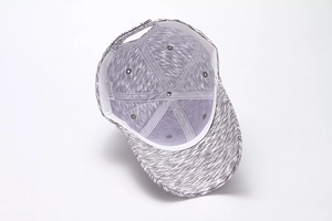 Vista interna dettagliata di un cappellino grigio con cuciture e etichetta di cura