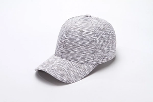 Dettaglio ravvicinato di un cappellino da baseball grigio melange con visiera curva su bianco