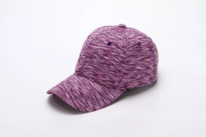 Dettaglio macro della trama del tessuto viola space-dye e cuciture del cappello sport