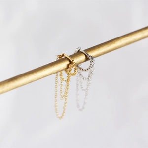 Dettaglio degli orecchini con nappe in argento S925 nelle finiture oro e argento