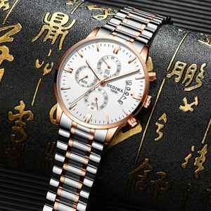 Détail macro d'une montre multifonction homme bicolore avec cadran blanc en acier