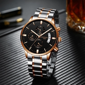 Gros plan d'un chronographe bicolore avec cadran noir dans un décor de style professionnel