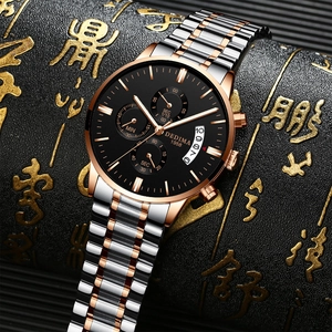 Détail d'une montre multifonctionnelle à trois yeux pour hommes avec finition or rose