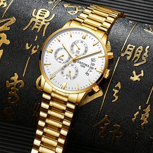 Gros plan détaillé du cadran de montre chronographe dorée avec date et bracelet en acier