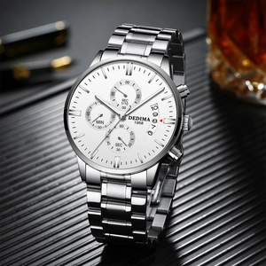 Gros plan d'un chronographe en acier argenté avec guichet de date et cadran business chic