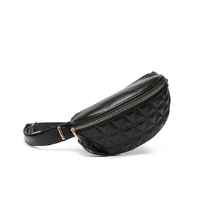 Zijaanzicht van de zwarte gewatteerde leren heuptas met goudkleurige metalen rits