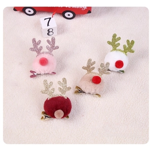 Dettaglio di fermagli per capelli con corna di renna in peluche in quattro colori festivi