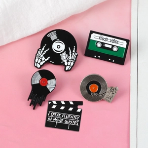 Set di spille musicali retrò con dischi in vinile mano scheletrica e ciak su rosa