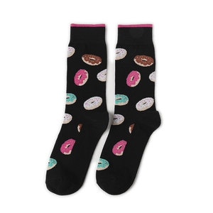 Détail de chaussettes noires en coton avec motifs de donuts et bordure rose