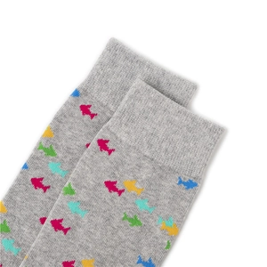 Vue détaillée de chaussettes grises à motifs poissons colorés et texture de bord-côte