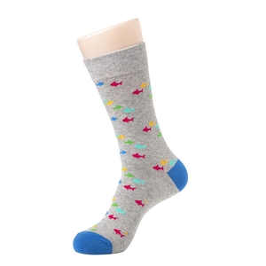 Détail de chaussettes grises à motifs poissons avec talon et pointe bleus contrastés