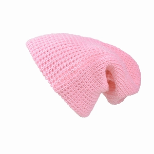 Detail van de roze gebreide muts met ademende holle mesh-textuur en zachte stof