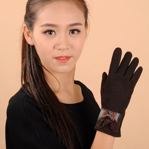 Details von dunkelbraunen Winterhandschuhen für Damen mit Spitze und kleiner Schleife