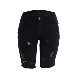 Détails des déchirures sur le short bermuda en jean noir ajusté à taille haute pour femme